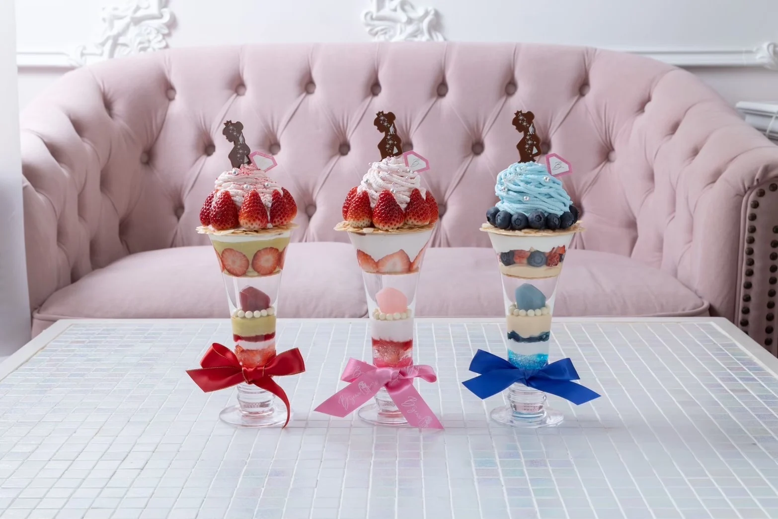 ピンク・赤・青のリボンで彩った3つの宝石パフェ